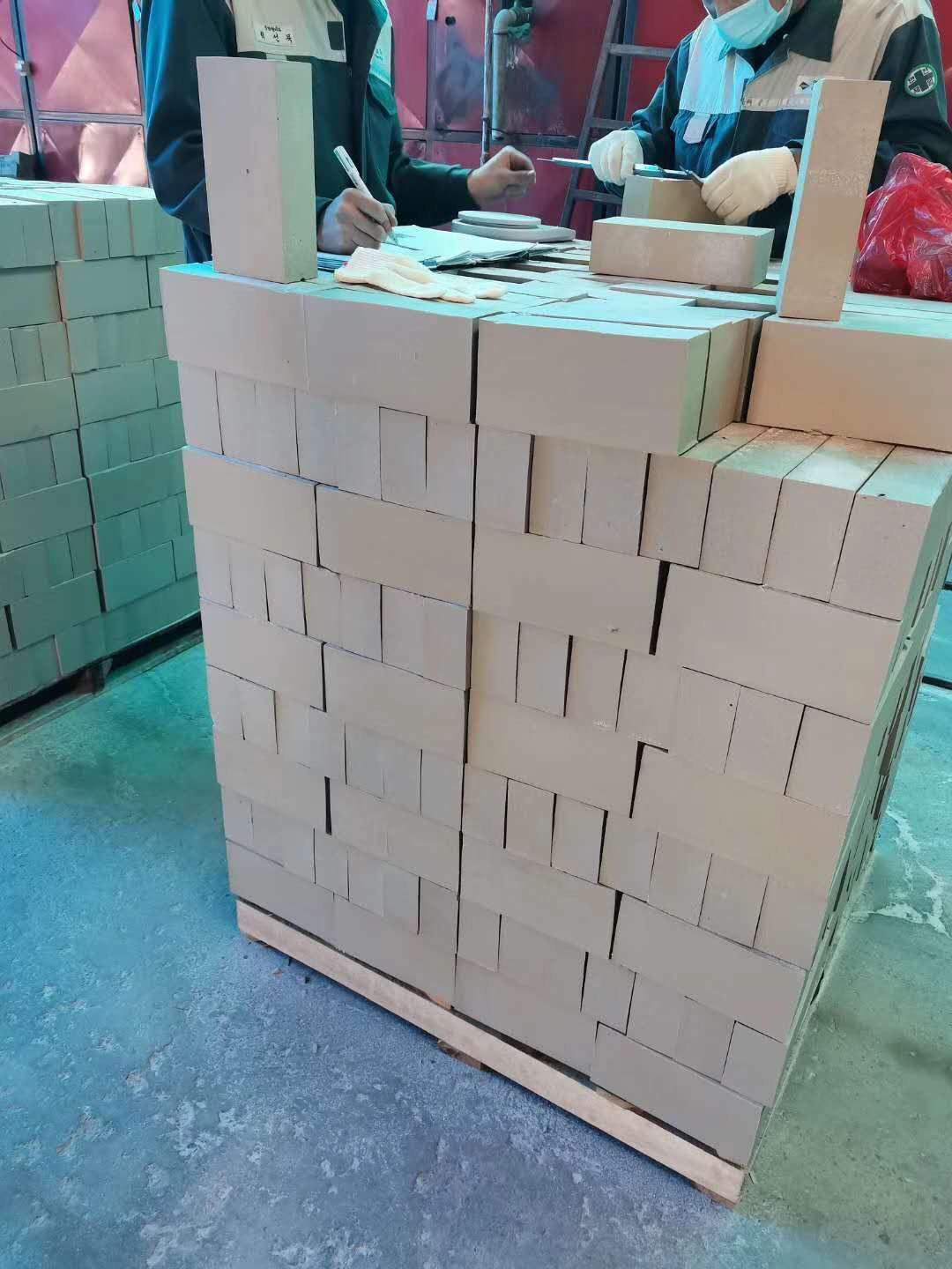 65厚耐酸磚今年處于一直是缺貨狀態(tài)，而且價格高，那么為什么會出現(xiàn)這種情況